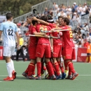 Los Red Sticks se abrazan tras marcar un gol en la Pro League. Foto: Miguel Ros