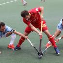 Dos jugadores argentinos presionan a Marc García. Foto: Miguel Ros