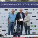 El Ministro Consejero de la Embajada de Argentina, Eduardo Michel (centro), entrega la placa de reconocimiento al Club de Campo a Borja Cubillo (dcha.), Director de Comunicación y Marketing del Club, y a Jaime Baselga, delegado de hípica. Foto: Miguel Ros