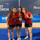 Laura Barrios, Sara Barrios y Ana Pueche (de izda. a dcha.), con sus medallas y el trofeo de campeonas de Europa sub 21.