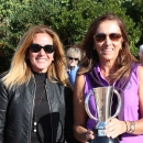 María de Orueta (dcha.) posa con la copa de Campeona de Madrid Sénior de golf. Foto: FGM