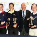 Blanca Fernández, segunda por la izquierda, con sus dos trofeos como subcampeona del Abierto de Madrid y como mejor madrileña del torneo. Foto: Federación Madrileña de Golf