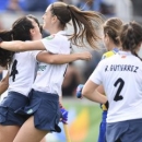 Las jugadoras del Club celebran un gol.
