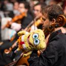 Un músico, con un muñeco de Bob Esponja en su instrumento durante el Concierto de Juguetes. Foto: Roberto Cuezva