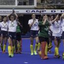 Las jugadoras del Club de Campo aplauden a los aficionados desplazados a Valencia. Foto: Ignacio Monsalve