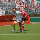 Begoña García es perseguida por una zaguera del Viktorya Smolevichi. Foto: Andy Crayford
