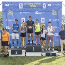 Podio de los tres primeros clasificados, acompañados por Juan Carlos Vera (1ºizda.), Gerente CCVM; Yolanda Martín (2ª izda.), Directora Comercial de la Fundación Síndrome de West, y Guillermo Sánchez (1º dcha.), Jefe de Deportes CCVM. Foto: Miguel Ángel Ros - Roberto Cuezva / CCVM