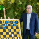 El Gran Maestro Internacional Elizbar Ubilava, junto a un tablero de ajedrez. Foto: Miguel Ángel Ros / CCVM