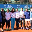 Campeonas y subcampeonas posan tras la entrega de trofeos