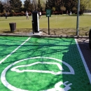 Punto de recarga eléctrica de vehículos en el campo de prácticas de golf.