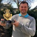Carlos González "Monty" alza el trofeo de vencedor. Foto: Federación Madrileña de Golf