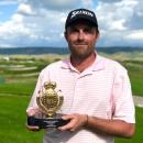 Carlos Sánchez con el trofeo de vencedor. Foto: Federación Madrileña de Golf