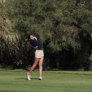 Cayetana Fernández ejecuta un golpe durante la Copa de Andalucía de golf. Foto: FGM