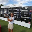 Cayetana Fernández levanta el trofeo de campeona en Inglaterra.