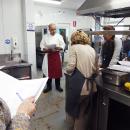 David Marcano se dirige a los participantes en el curso de cocina