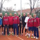 Los tenistas de los clubes finalistas posan juntos