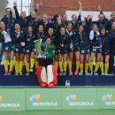Jugadoras y cuerpo técnico posan con la copa