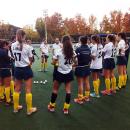 Edu Aguilar se dirige a sus jugadoras al final del último partido que jugó el Club de Campo en casa
