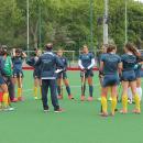 Edu Aguilar se dirige a sus jugadoras en el último entrenamiento en Surbiton