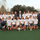 Plantilla y cuerpo técnico posan con los últimos trofeos conquistados