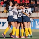 El Club de Campo de hockey femenino celebra un gol.
