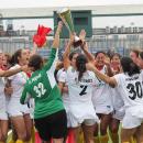La capitana Rocío Gutiérrez levanta la copa del Eurohockey Trophy entre el delirio de sus compañeras