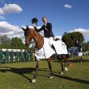 Frank Schuttert da la vuelta de honor con los trabajadores del Club de Campo detrás
