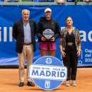 La campeona Olga Danilovic, acompañada por Alicia Martín, Directora general de Deportes del Ayuntamiento de Madrid, y Juan Carlos Vera, Gerente CCVM. Foto: Miguel Ángel Ros / CCVM