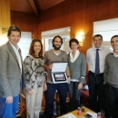 Vicente García-Caro Lorenzo sujeta la placa que le entregaron como homenaje acompañado de varios miembros del Club de Corredores.