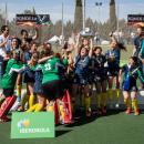 La capitana Rocío Gutiérrez levanta la copa acompañada por sus compañeras y el cuerpo técnico. Foto: Miguel Ros