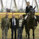 Jaime Baselga, Joaquín Ballesteros y Enrique Celorio (propietario de Clarín de Llamosas) entregan el trofeo a Jesús Garmendia. Foto: Ángel Yuste