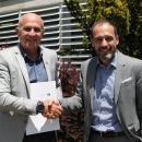 Joaquín Ballesteros y Eduardo Díaz tras la firma del contrato