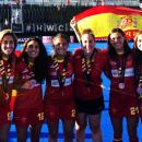 María López, Carmen Cano, Rocío Gutiérrez, Mari Ruiz, Bea Pérez y Begoña García con las medallas de bronce