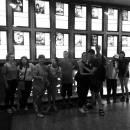 Marina, Jorge y Beatriz esperan la cola para disfrutar de un sábado de cine para ver "Campeones"