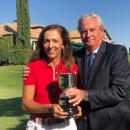 María de Orueta con el trofeo de vencedora