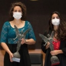 Mari Ruiz (izda.) y Carmen Cano, con el premio Natural de Jaén.