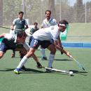 Quique González de Castejón controla la bola ante un jugador del Tenis con Álvaro Iglesias a la expectativa. Foto: Ignacio Monsalve