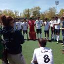 Roberto Gómez se dirige a sus jugadores al término del partido