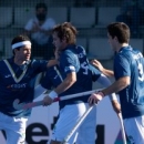 Quique González (izda.) celebra un gol con sus compañeros. Foto: Rfeh