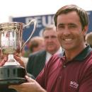 Seve Ballesteros muestra el trofeo de campeón del Open de España de 1995.