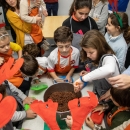 Los niños del Taller de Dulces Navideños, en plena elaboración. Foto: Miguel Ros