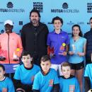 Tati Rascón y Guillermo Sánchez posan con los finalistas y los recogepelotas