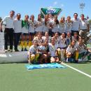 Jugadoras y staff técnico en el podio tras ganar la Liga